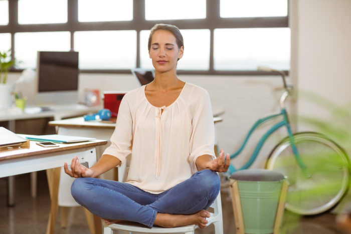 joga predstavuje pri sedení