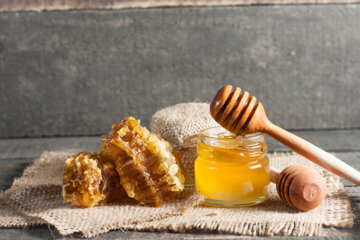 výhody prírodného akné manuka med