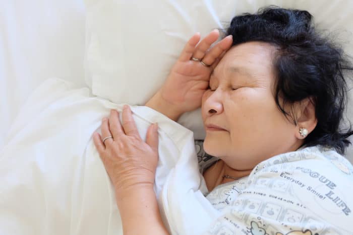 prekonať ťažkosti s hlbokým spánkom u starších ľudí