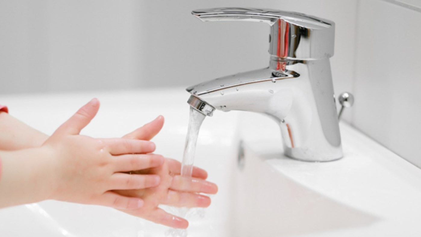 umyte ruky tečúcou vodou