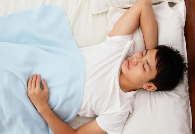 spánková poloha ovplyvňuje trávenie