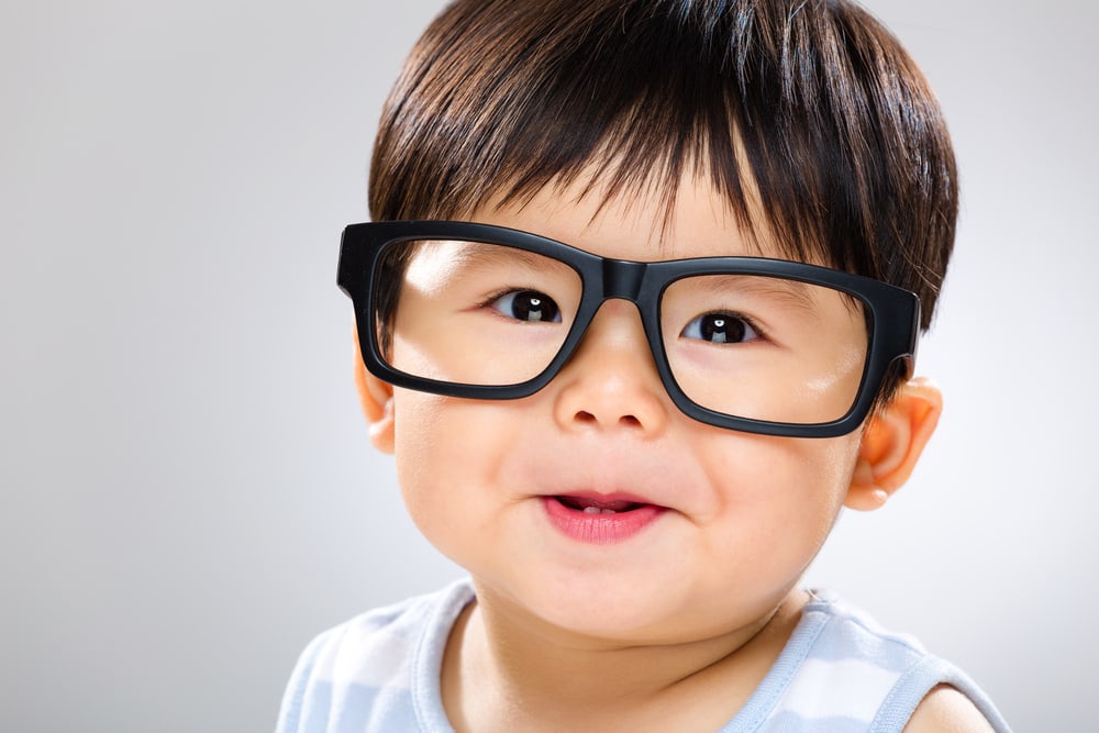 deti nosia okuliare