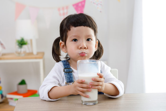 deti pijú kravské mlieko