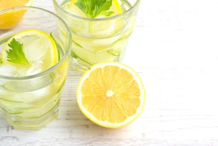 piť citrónovú vodu