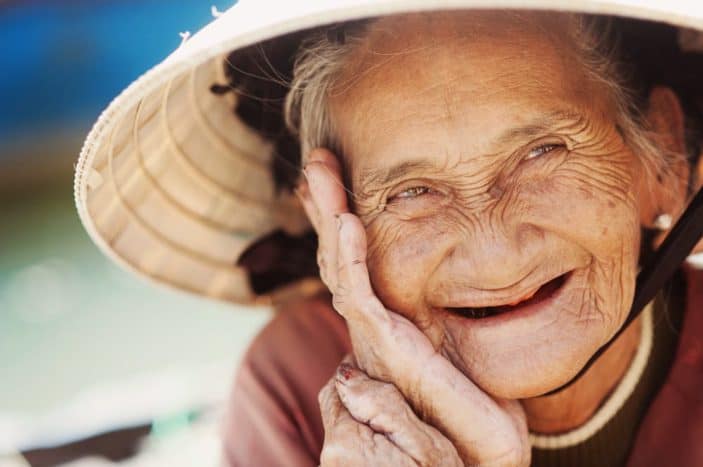 starší ľudia začínajú bez zubov