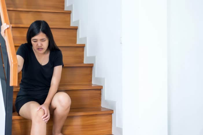 koleno bolí pri lezení po schodoch