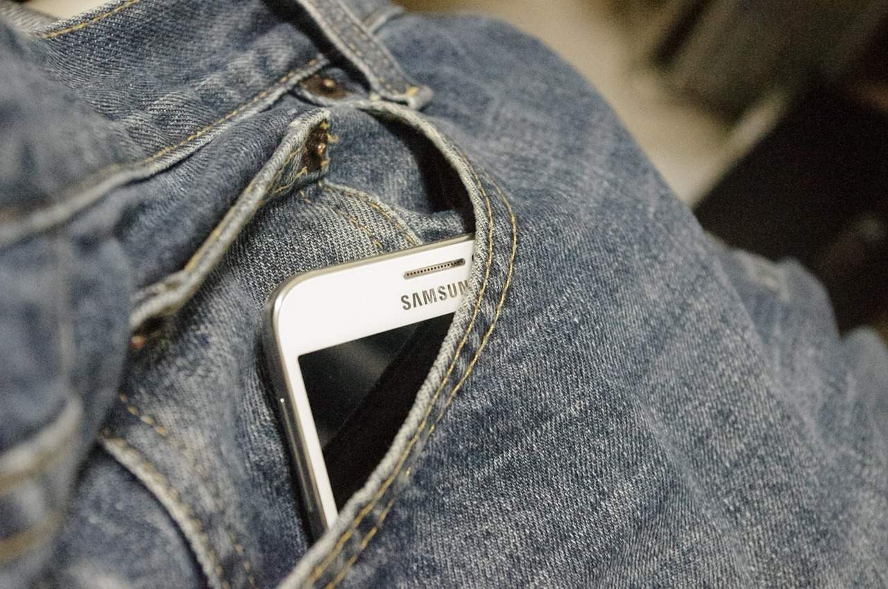 mobilné žiarenie v vrecku nohavíc