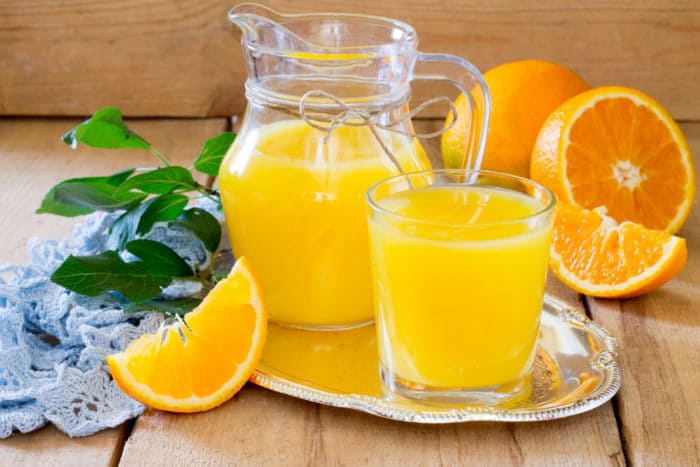 vyberte zdravú pomarančovú šťavu