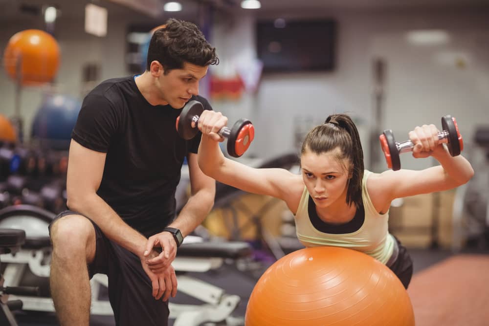 výhody osobných trénerov v telocvični
