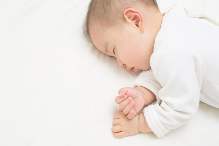 dieťa spí po očkovaní
