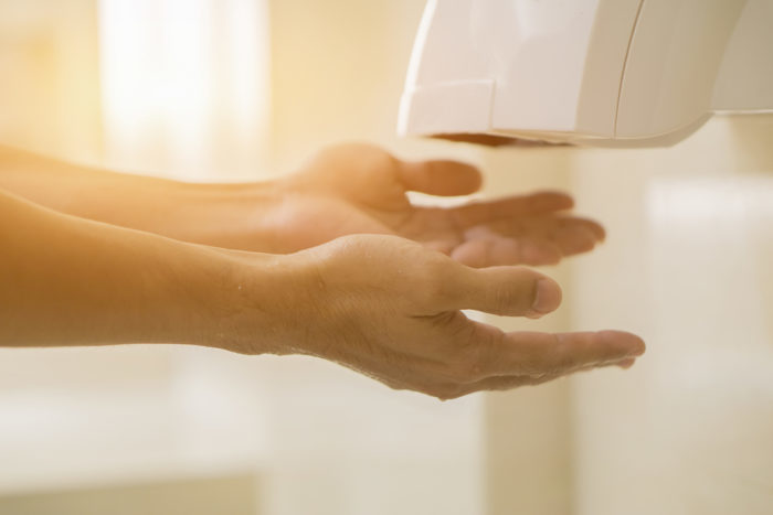 Sušenie ruky sušiacim strojom namiesto rozširovania ďalších baktérií