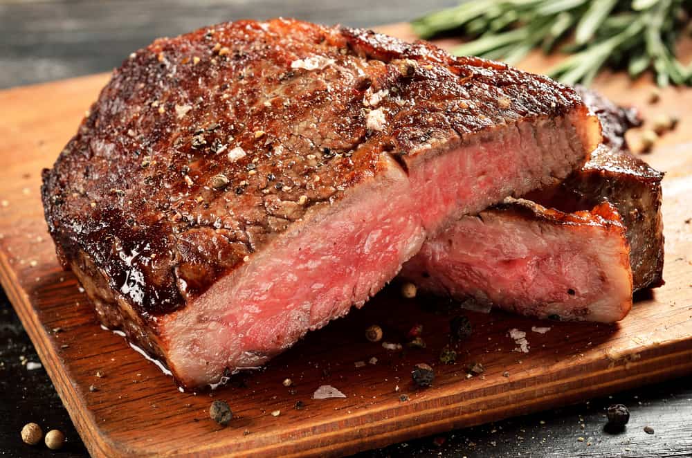 červená kvapalina na mäsom steak