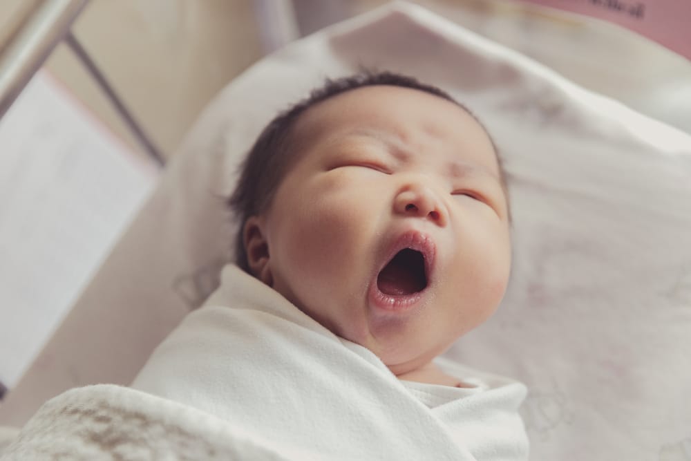 dieťa narodené stále zabalené v amniotickej vaku