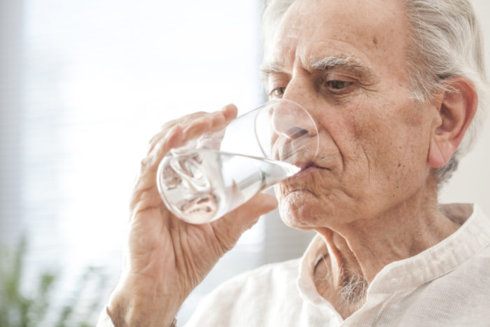 starší ľudia pijú príliš veľa vody